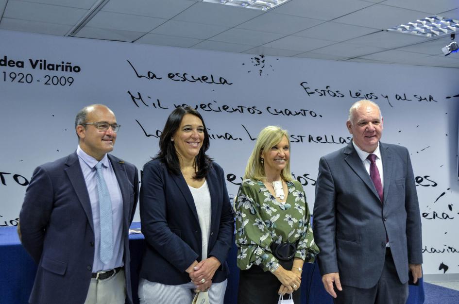De izquierda a derecha: Manuel Albaladejo, Carmen Sánchez, Beatriz Argimón y Walter Verri Autoridades posan de pie para la foto