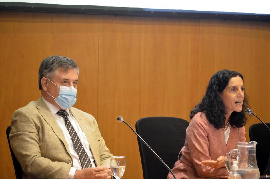 Diserta la ministra Azucena Arbeleche, junto al ministro Omar Paganini