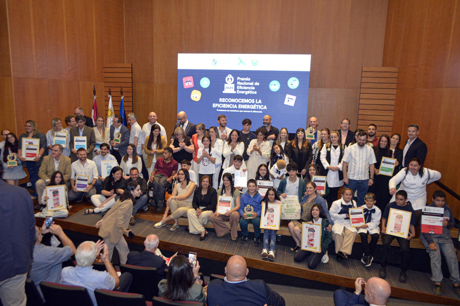 Ganadores y ganadores, junto a autoridades, en un escenario