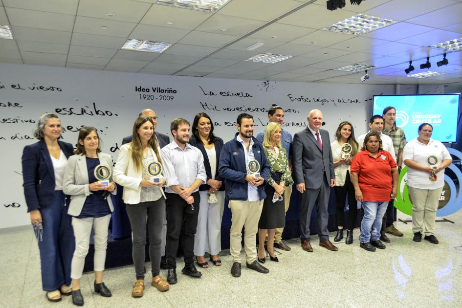 Ganadores del premio y autoridades Ganadores del premio posan junto a las autoridades