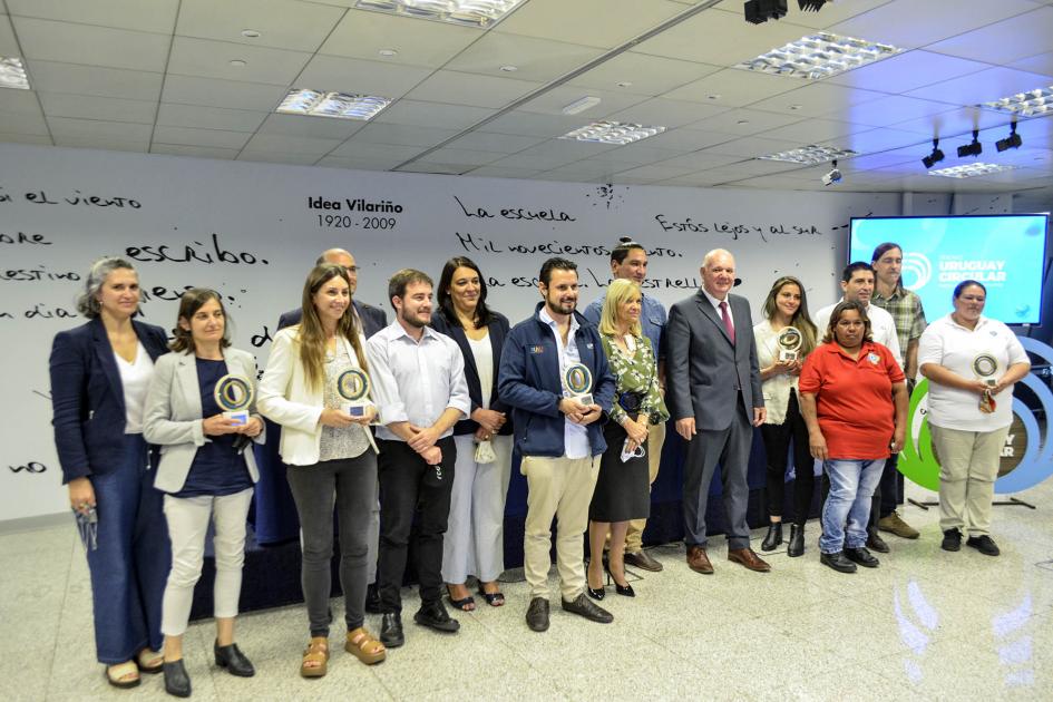 Ganadores del premio posan junto a las autoridades