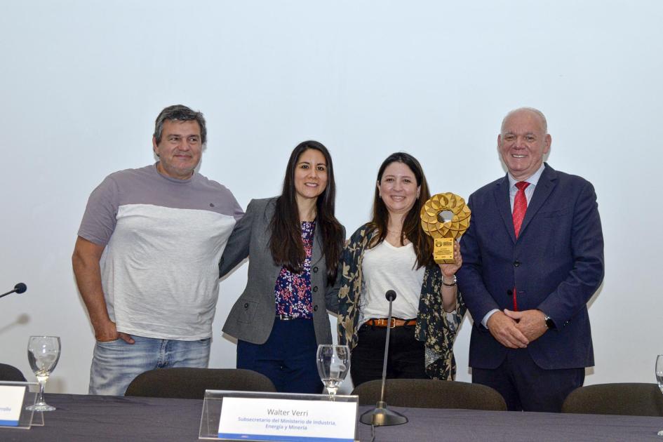 Premio de la categoría Cooperativas, Asociaciones y Organismos Públicos: Ceibal Sostenible Verri, de pie, junto a ganadores de un premio (dos mujeres y un hombre)