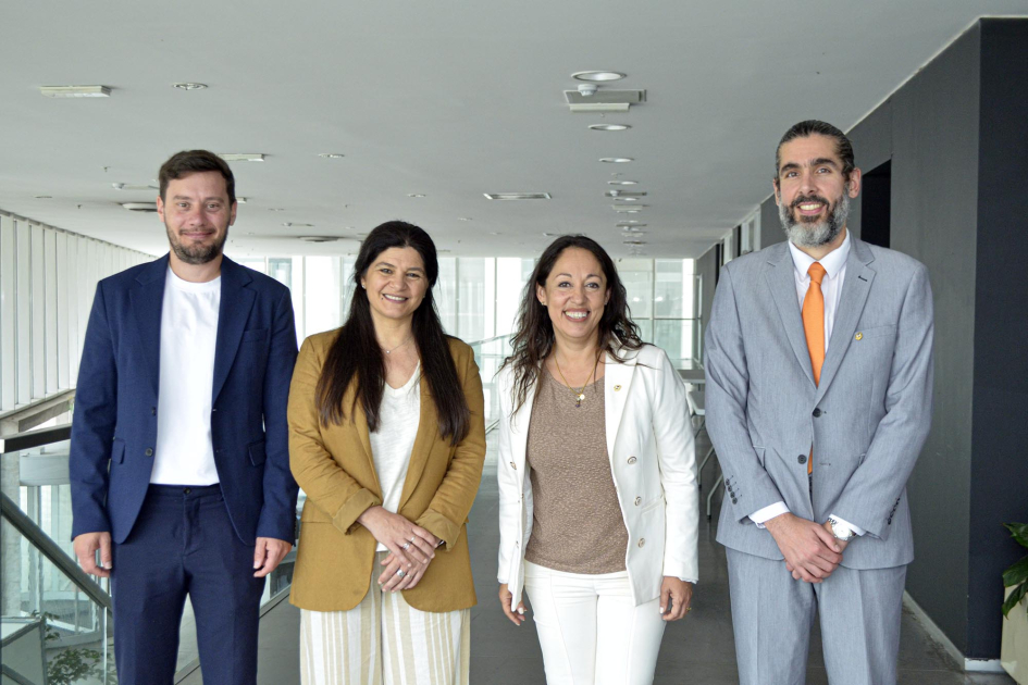 Cuatro personas, de pie, en pasillo de Torre Ejecutiva