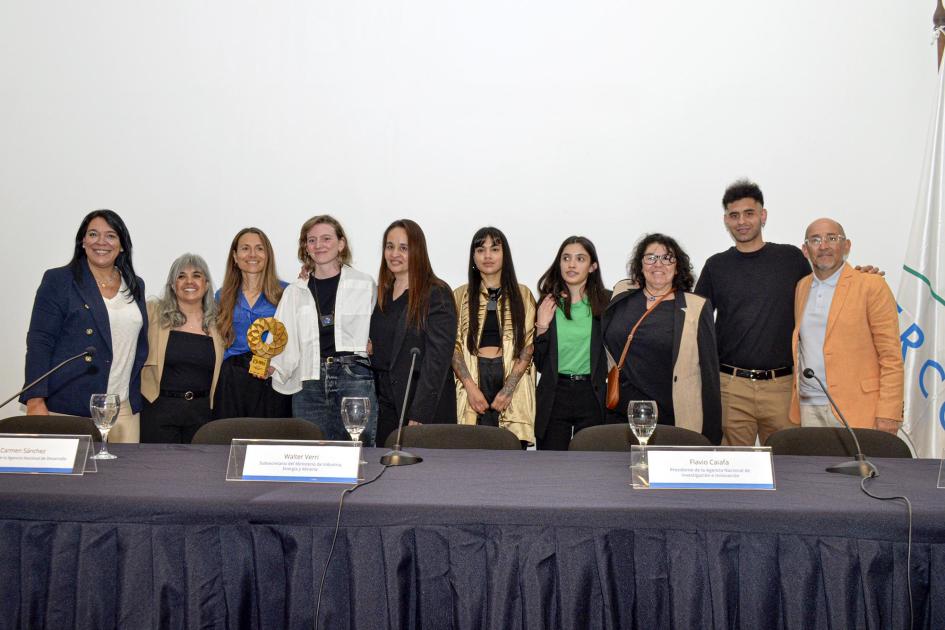 Primer premio de la categoría Mipymes: Casa Urbana Grupo numeroso de personas posa, de pie