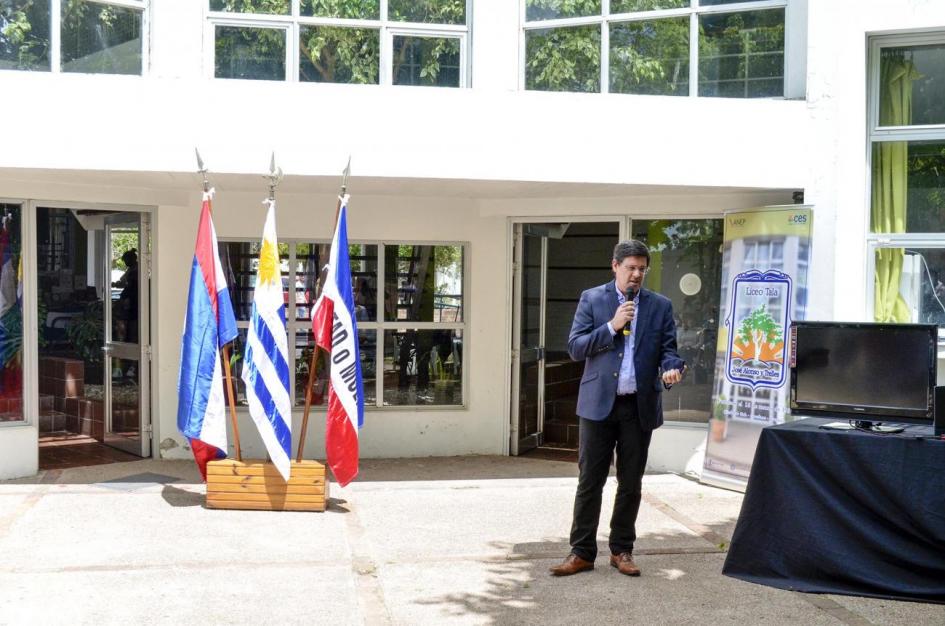Director nacional de Energía, Fitzgerald Cantero, en el Liceo de Tala Director nacional de Energía, Fitzgerald Cantero, en el Liceo de Tala