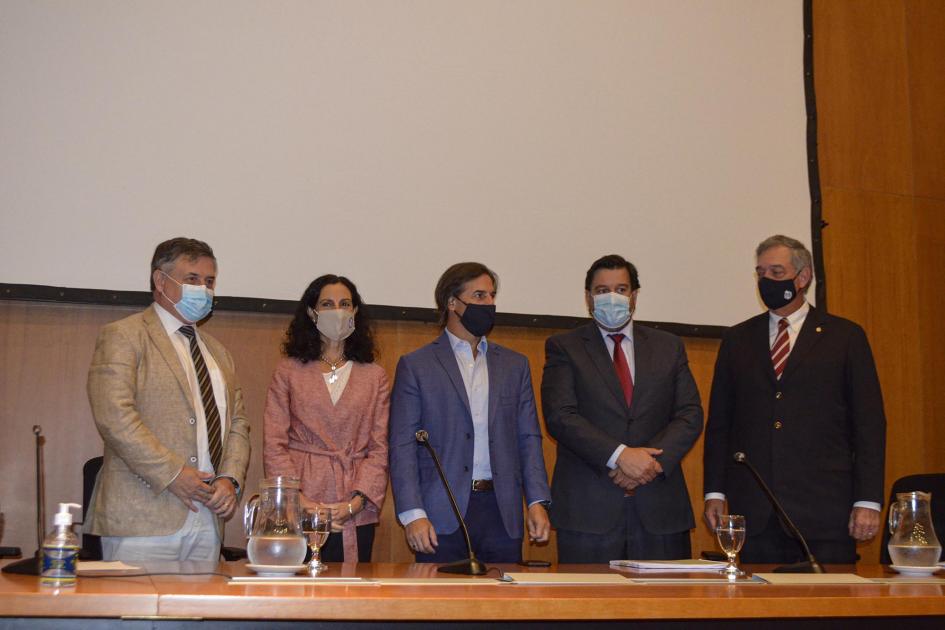 Ministros posan de pie junto al presidente, Luis Lacalle Pou.