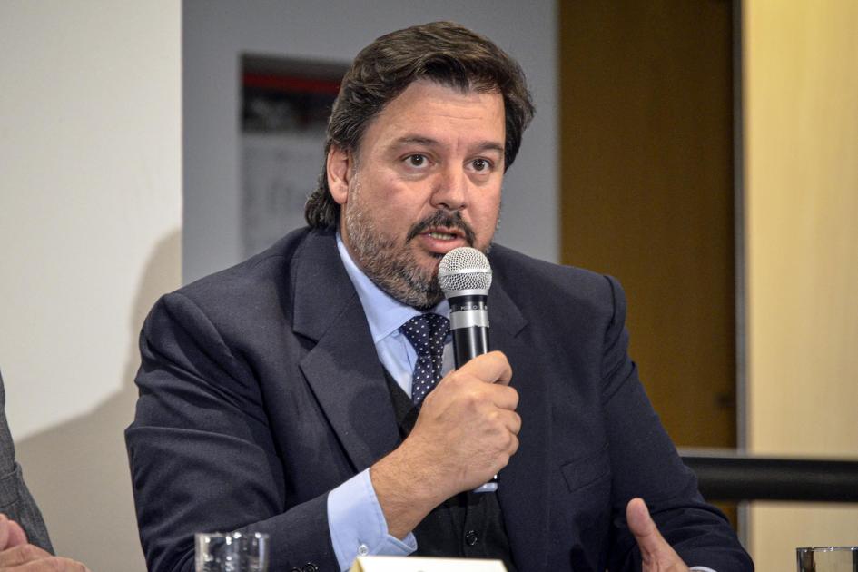 Ministro de Ambiente, Adrián Peña, sostiene un micrófono