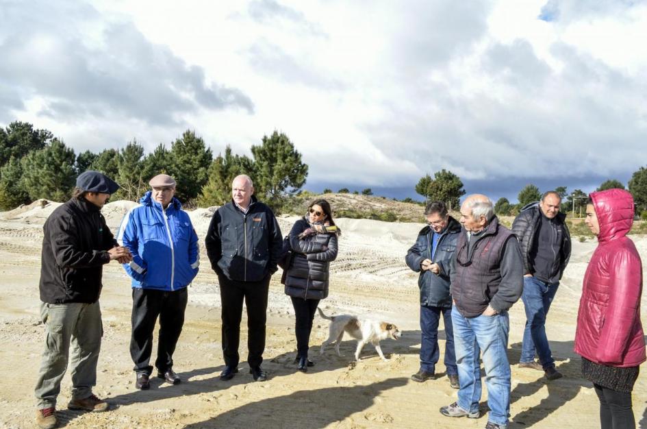 Subsecretario Walter Verri y equipo en arenera Pereyra