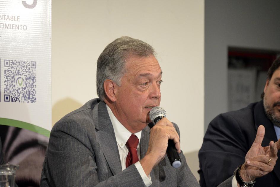 Ministro de Ganadería, Fernando Mattos, sostiene un micrófono