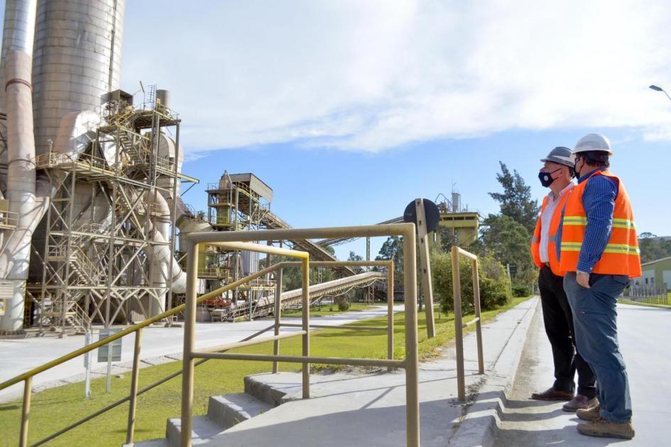 Subsecretario Verri y director Cantero visitaron la planta industrial de Cementos Artigas en Minas