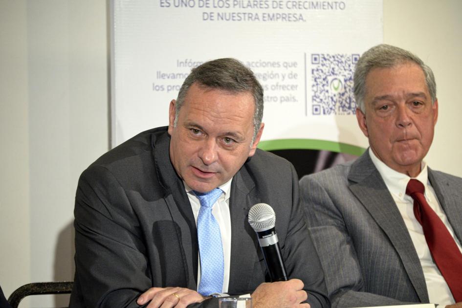 Secretario de Presidencia, Álvaro Delgado, sostiene un micrófono; a su lado, ministro Mattos