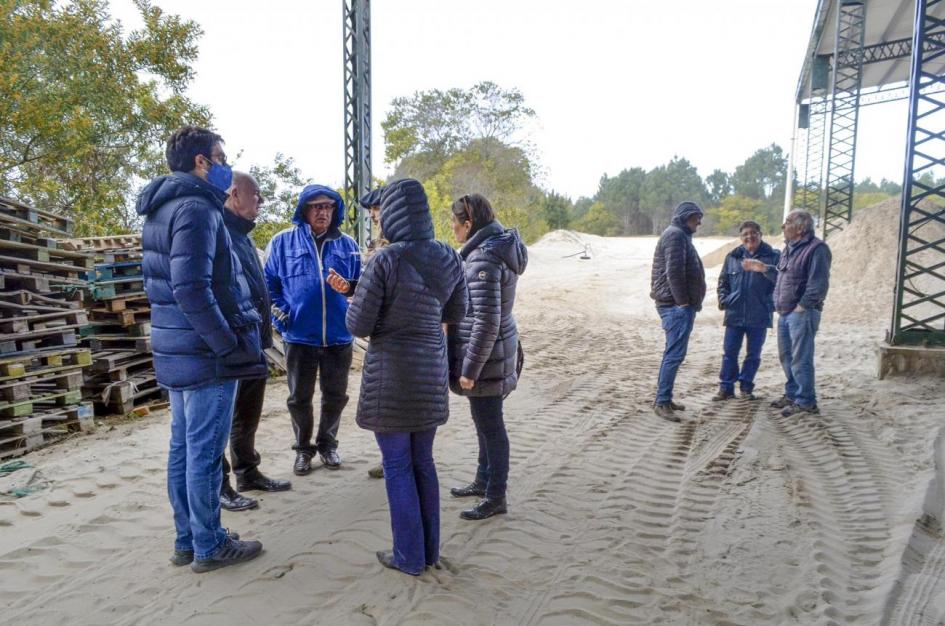 Subsecretario Walter Verri y equipo en secadero de arena de Álvaro García