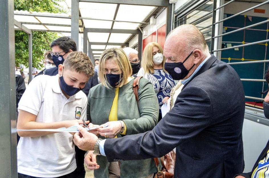 Subsecretario Walter Verri participa en el corte de cinta de la inauguración de la estación fotovoltaica y el Espacio Maker Ceilab en el Liceo de Tala