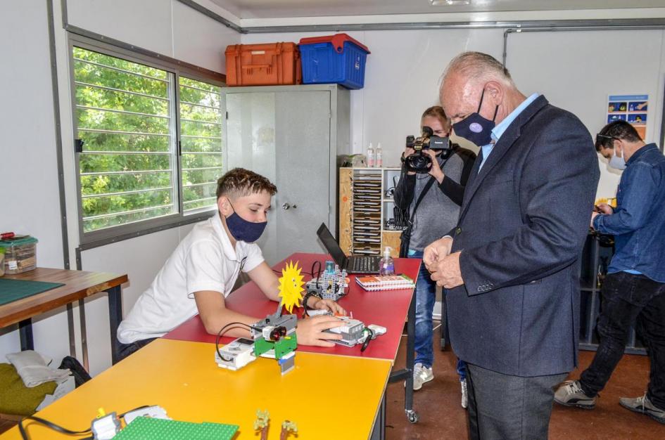 Subsecretario Walter Verri dialoga con un estudiante del Liceo de Tala
