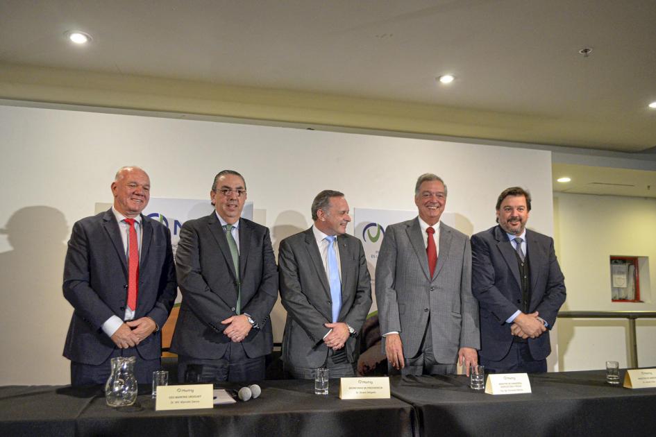 Autoridades luego del espacio oratorio Autoridades posan de pie detrás de la mesa en la que expusieron