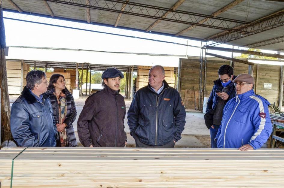 Subsecretario Walter Verri y equipo en planta de madera Madex