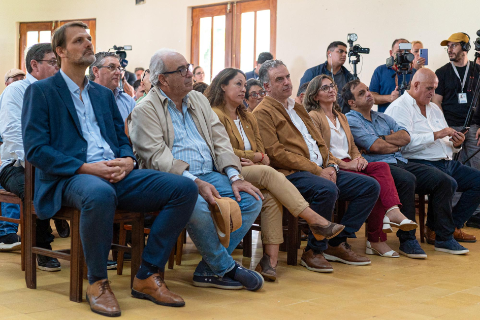 Autoridades, sentadas en primera fila