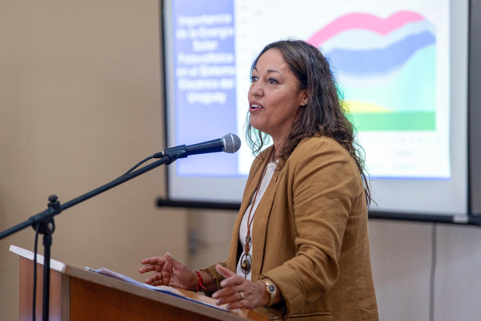 Cardona habla desde un atril; detrás, pantalla