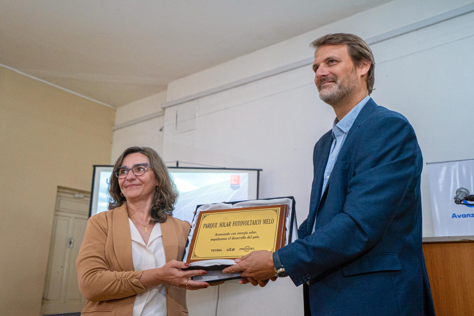 Andrea Cabrera entrega una placa a Luis Gallo, de Teima