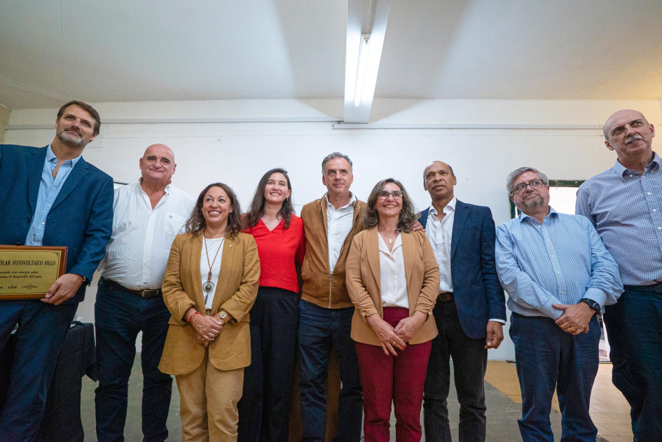 Autoridades y representantes de la empresa, de pie