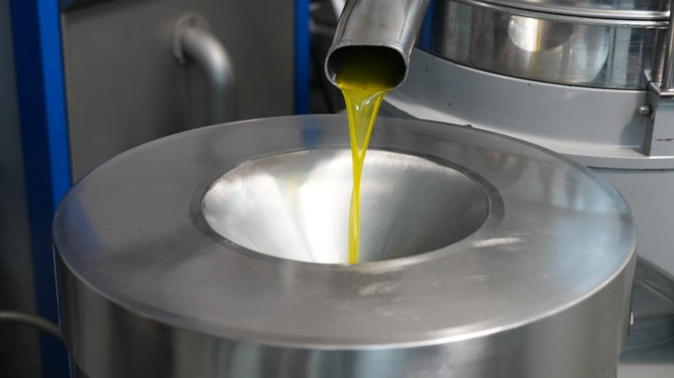 Producción de aceite Máquina que vierte aceite en un contenedor de metal