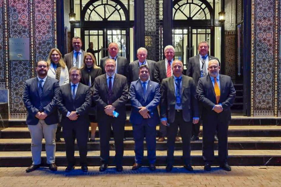 Foto grupal Foto de autoridades uruguayas y marroquíes en una escalinata; detrás, portales de estilo musulmán