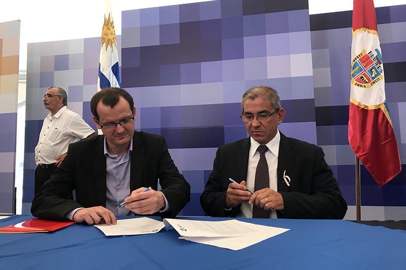 Firma de convenio entre MIEM e Intendencia de Flores Firma de convenio entre MIEM e Intendencia de Flores