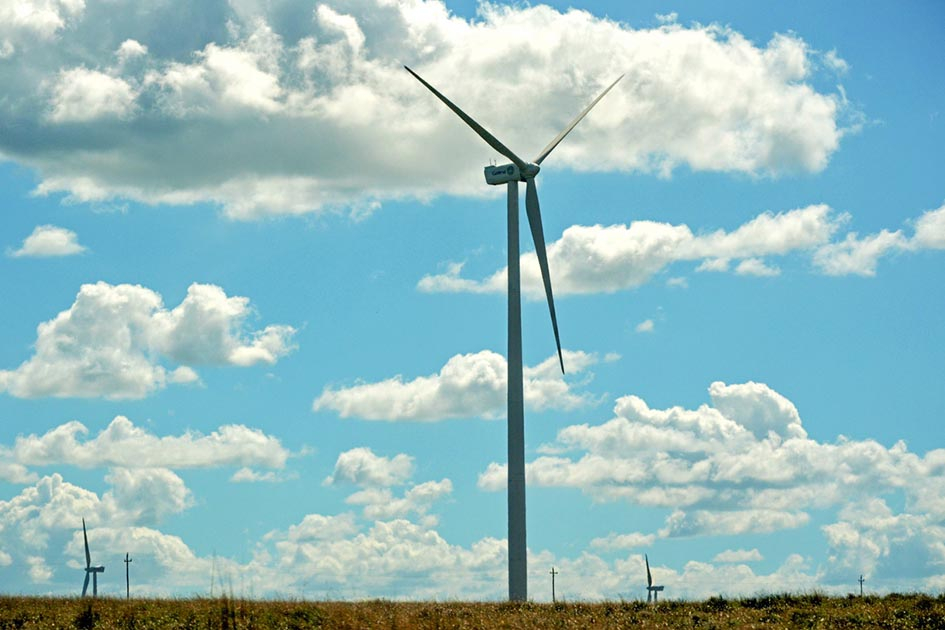 Uruguay ha consolidado una matriz energética mayoritariamente limpia Aerogenerador bajo un cielo celeste con nubes.