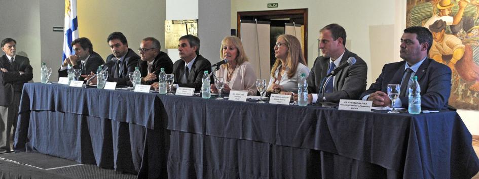 Ministra Cosse junto a representantes de Ancap Ministra Cosse junto a representantes de Ancap
