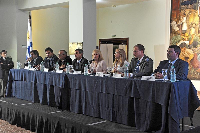 Ministra Cosse junto a representantes de Ancap Ministra Cosse junto a representantes de Ancap