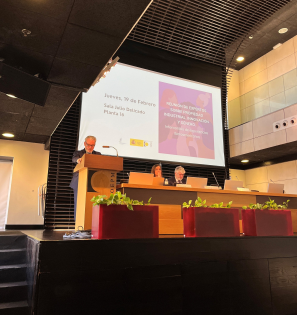 persona hablando detras de un atril