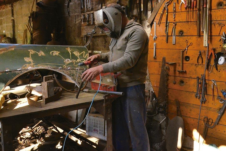 Artesano Ismael Álvarez en su taller Artesano Ismael Álvarez en su taller artesanal
