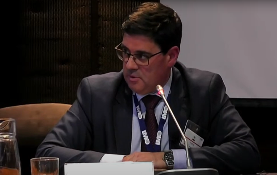 Director Nacional de Energía, Fitzgerald Cantero, habla sentado, con un micrófono