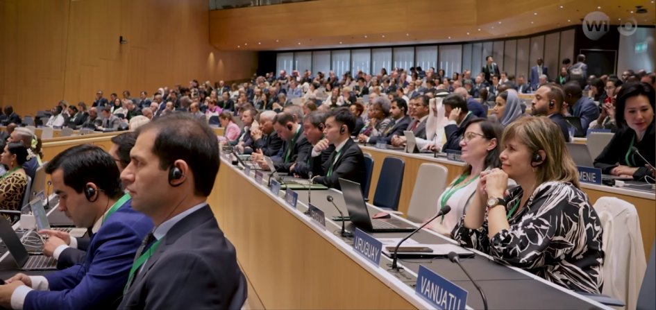 Personas sentadas en forma de auditorio miran al presentador
