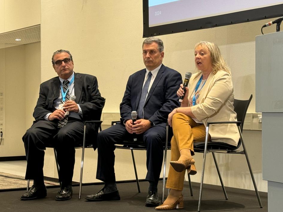 Autoridades de la delegación participaron del side event dedicado a Uruguay Autoridades, sentadas en sillas; Silvia Emaldi habla con un micrófono