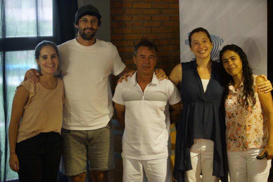 Integrantes de Raíces en la Arena Integrantes de Ikusi junto a Nancy y Gabriel