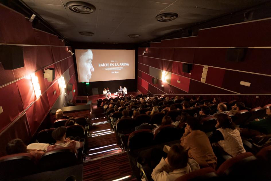 El corto se exhibió a sala llena Público en un cine; al fondo se ve la pantalla
