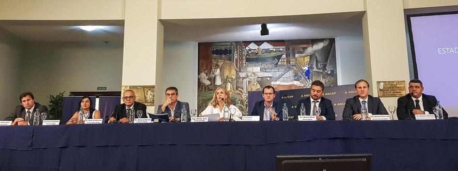 Autoridades de la empresa y ministro del MIEM en presentación de Ancap Autoridades de la empresa y ministro del MIEM en presentación de Ancap