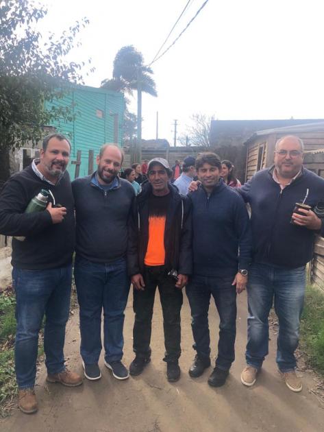 Participantes del lanzamiento Grupo de personas de pie