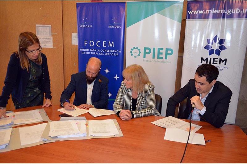Firma de convenio con Cannapur Firma de convenio con Cannapur