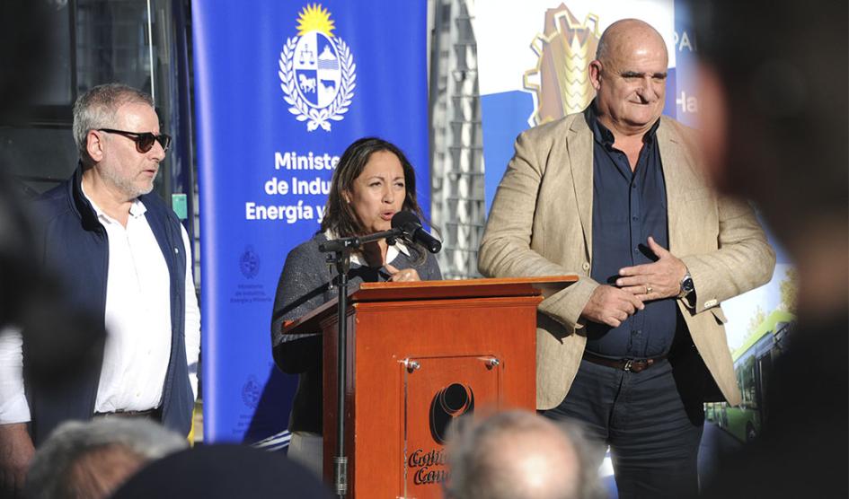 Ministra Fernanda Cardona habla en un atril; a su lado, autoridades de UTE.