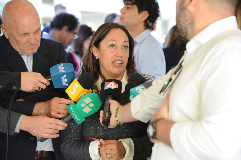 Ministra Fernanda Cardona habla a los periodistas. 