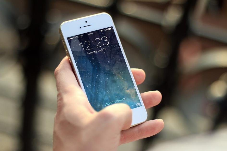 Usuario de telefonía celular Mano sostiene un celular