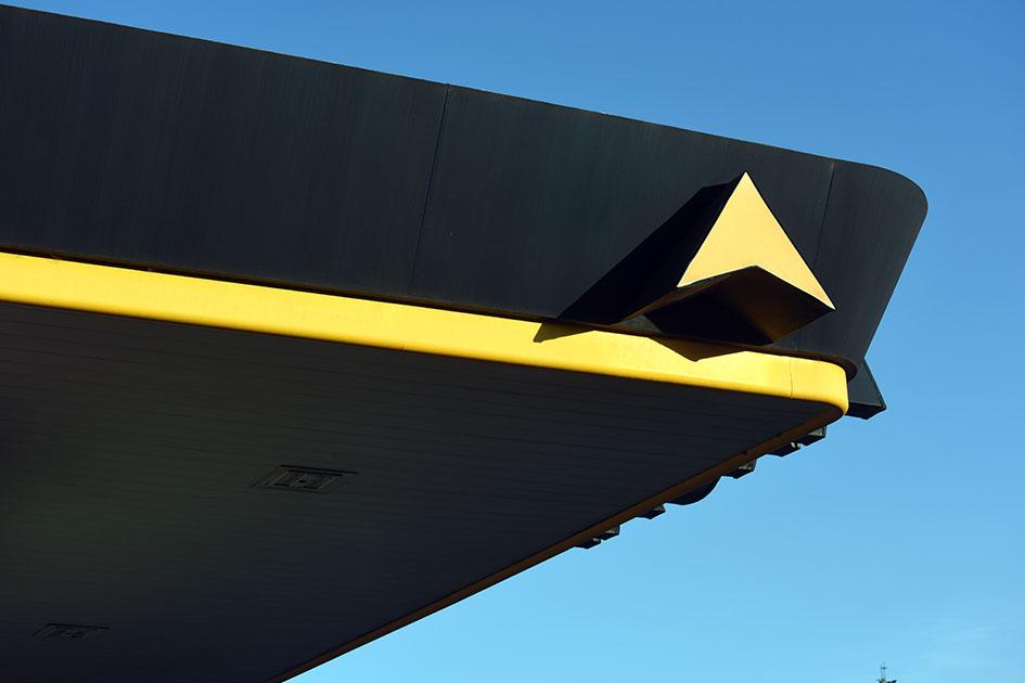 Nuevos precios de los combustibles a partir de mayo 2022 Logotipo de Ancap en estación de nafta