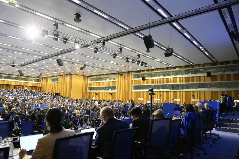 Conferencia General del OIEA 2023 Un grupo numeroso de personas está reunido en un amplio salón