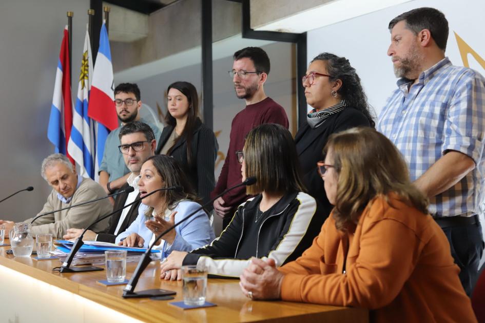 Conferencia de prensa Mesa con autoridades durante la conferencia de prensa
