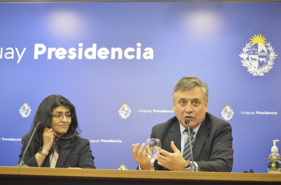 Representante de Microsoft, Rashmi Misra, y ministro Omar Paganini Representante de Microsoft, Rashmi Misra, y ministro Omar Paganini, sentados en una mesa
