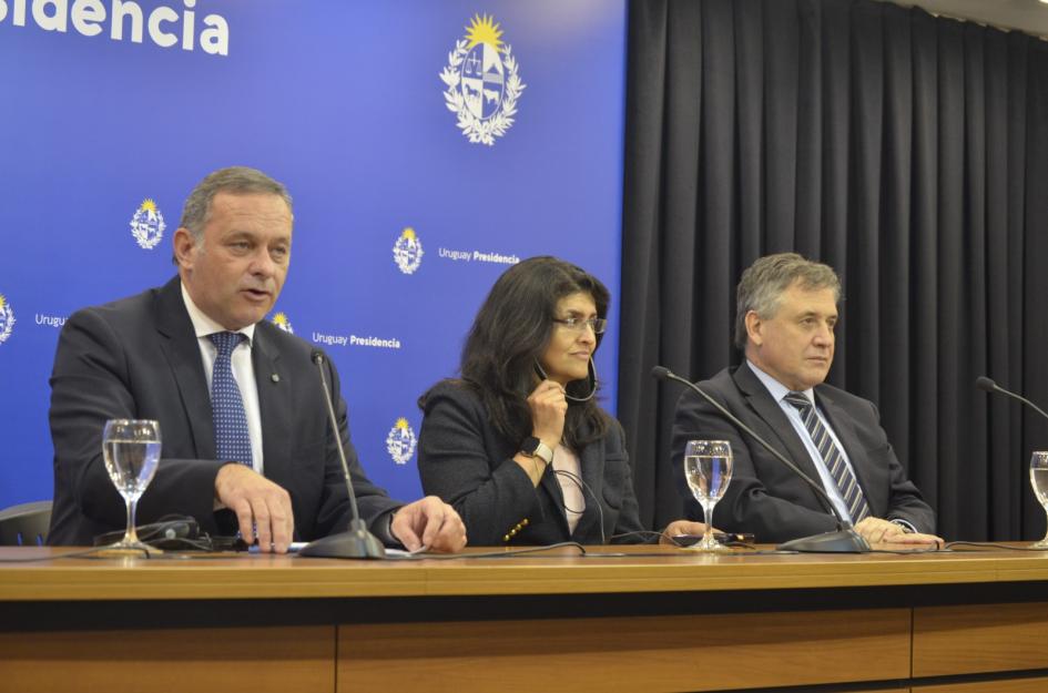 Álvaro Delgado, Rashmi Misra y Omar Paganini Álvaro Delgado, representante de Microsoft, Rashmi Misra; y ministro Omar Paganini