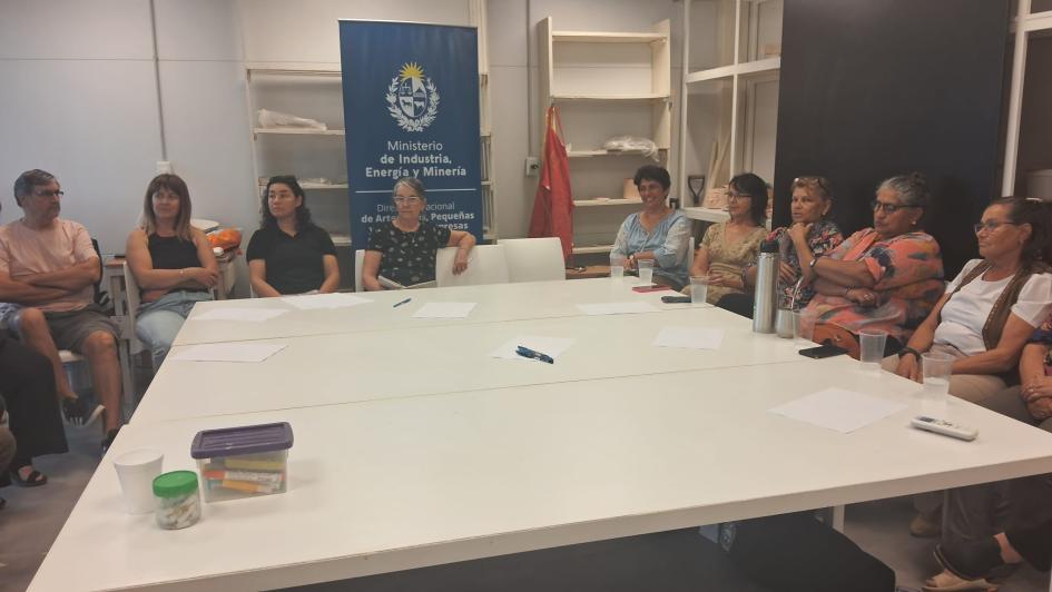 Talleres de Diseño en Acción para artesanos de Durazno y Paso de los Toros Personas reunidas alrededor de una mesa