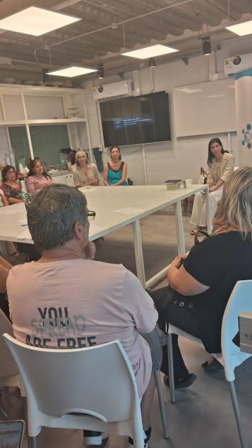 Taller de diseño para artesanos de Durazno y Paso de los Toros Personas reunidas alrededor de una mesa
